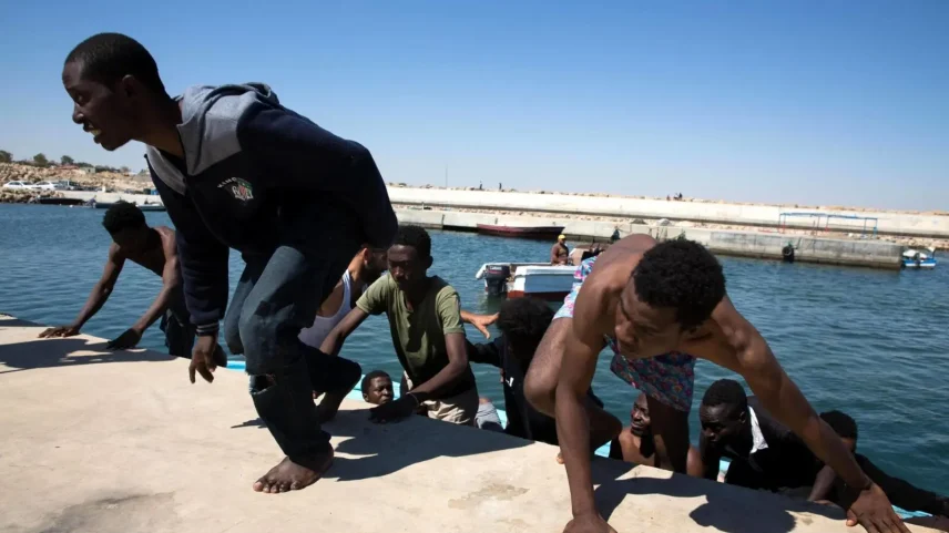 Imigrantes da África Subsaariana desembarcam na Líbia: fluxo constante. (Foto: EFE/EPA/STRINGER)