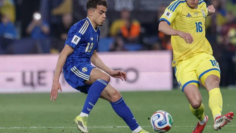 Yasin Ayari (de uniforme azul) disputa uma bola durante a partida entre Suécia e Ucrânia, nas eliminatórias para a Copa: jogador viralizou com um gesto que trouxe à tona discusões sobre o conceito de identidade nacional (Foto: EFE/Kai Forsterling)