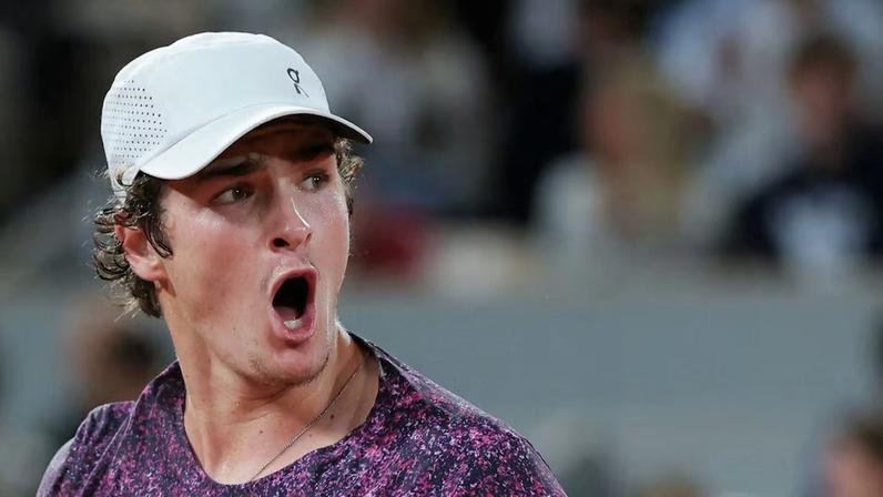 João Fonseca foi eliminado em Roland Garros, mas convenceu o público.
