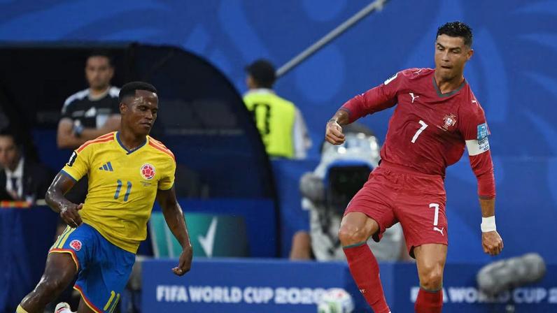 Cristiano Ronaldo e Jhon Arias em ação em Portugal x Colômbia, em Miami