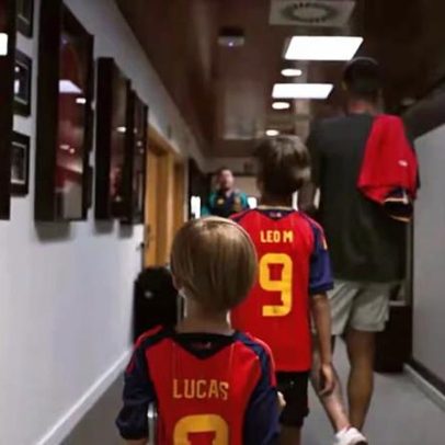 Joselu visita seleção espanhola e filhos ganham autógrafos de Yamal