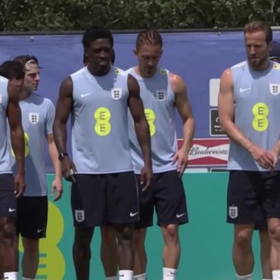 Kane, Gordon e Inglaterra chegam para treino nos EUA