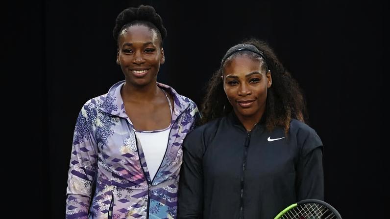 Venus Williams e Serena Williams posam para foto lado a lado em uma quadra de tênis