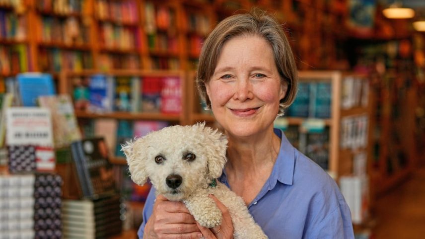 Ann Patchett com Nemo em sua livraria em Nashville; ela é autora de obras como 'Bel Canto', 'Tom Lake' e 'Estado de Graça'