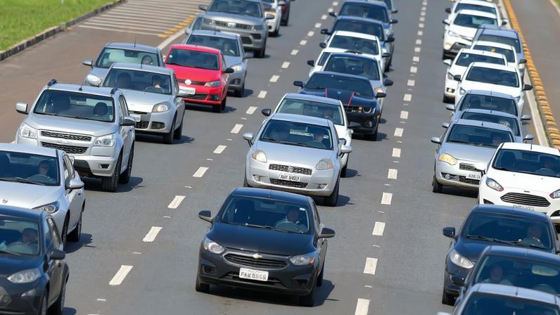 EPTG com carros em congestionamento