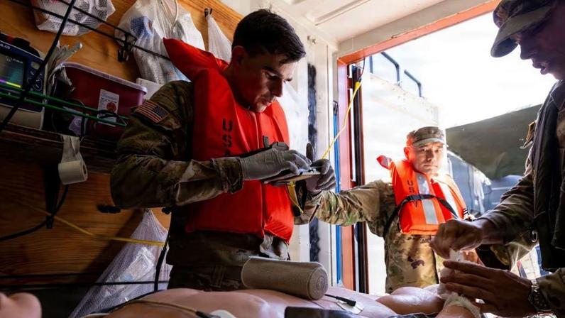 Paramédicos de combate do exército dos EUA participam de treinamento a bordo de navio