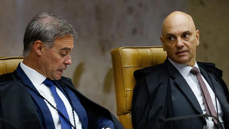 Os ministros André Mendonça e Alexandre de Moraes durante sessão plenária do STF