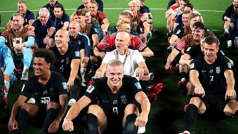 Na imagem, o jogador Elirng Haaland (centro) comanda a comemoração da seleção da Noruega depois da vitória contra o time de Senegal