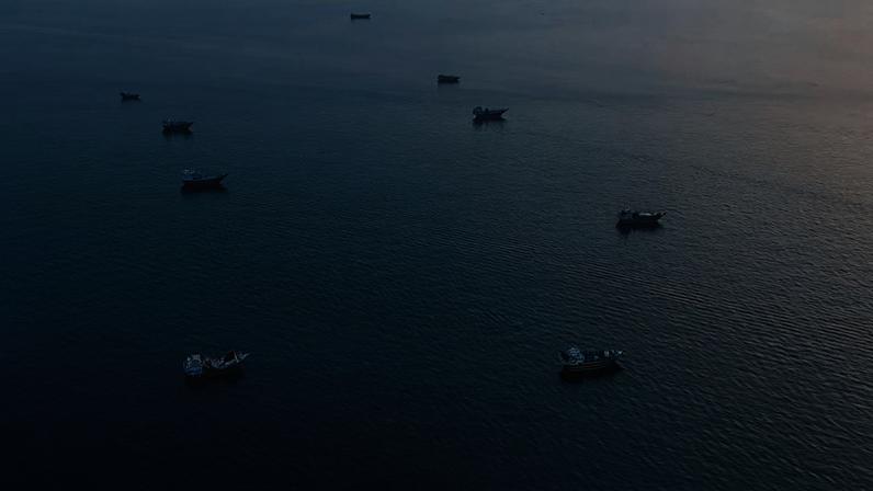 Barcos ancorados ao largo da Península de Musandam, no norte de Omã, perto do Estreito de Ormuz