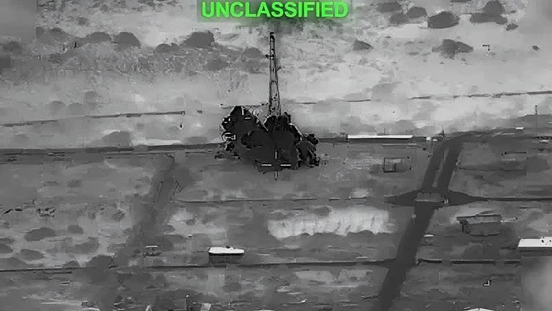 O Comando Central dos EUA divulgou imagens que, segundo afirmam, mostram ataques a sites de radar de vigilância costeira do Irã, com uma legenda informando que interceptaram múltiplos mísseis balísticos iranianos e drones lançados em direção ao Estreito de Ormuz e ao Golfo