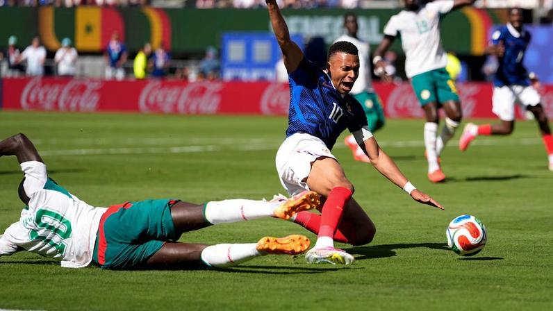 Lance do pênalti não marcado em Mbappé.