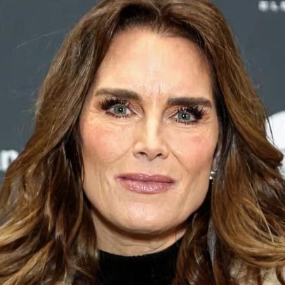 Brooke Shields revela fãs que tentaram cortar seu cabelo no auge da carreira