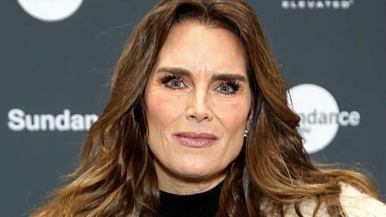 Brooke Shields revela fãs que tentaram cortar seu cabelo no auge da carreira