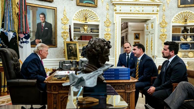 Flávio Bolsonaro teve encontro com Donald Trump na Casa Branca