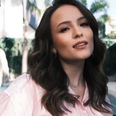 Larissa Manoela revela status de gravidez e faz desabafo