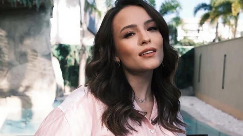 Larissa Manoela revela status de gravidez e faz desabafo