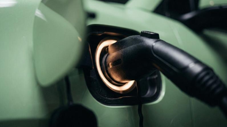 O elétrico urbano de 75 cavalos com bateria de 30 kWh que virou o novo carro racional para quem só roda dentro da cidade