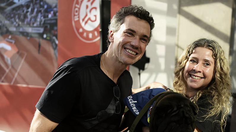 Federer na poltrona de bolinhas.