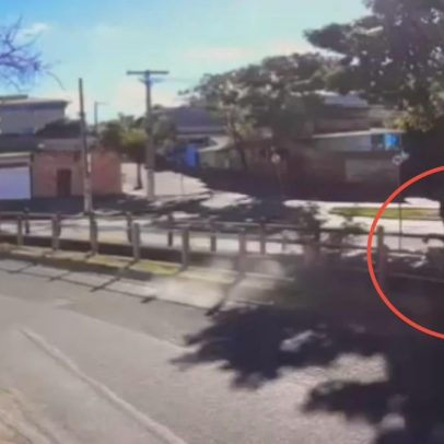 Motociclista bate em meio-fio e cai em córrego no Mantiqueira, BH