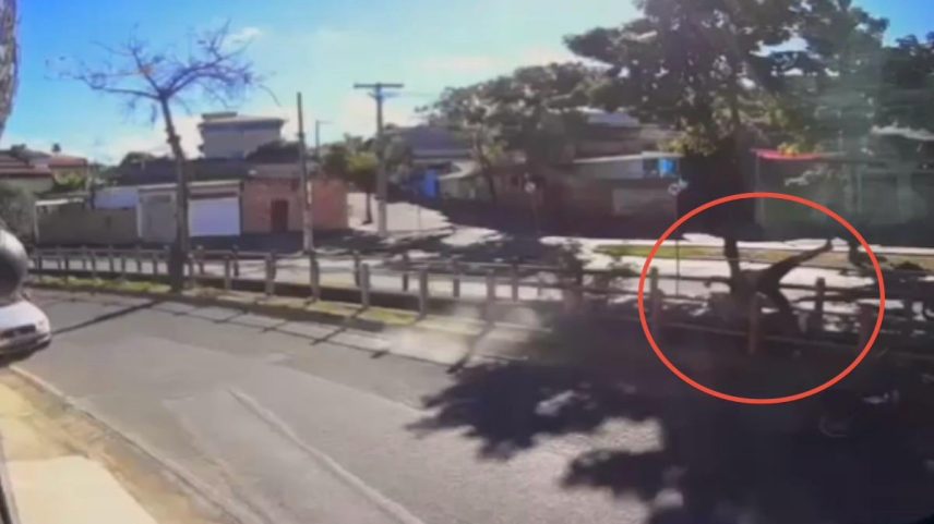 Motociclista bate em meio-fio e cai dentro de córrego no bairro Mantiqueira
