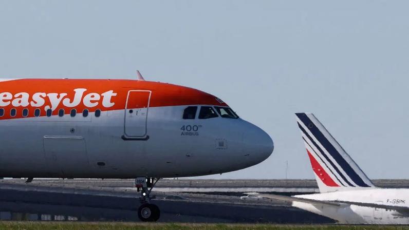 Avião da easyJet taxiando no aeroporto Charles de Gaulle, perto de Paris, França - 30/04/2026 (Foto: REUTERS/Gonzalo Fuentes)