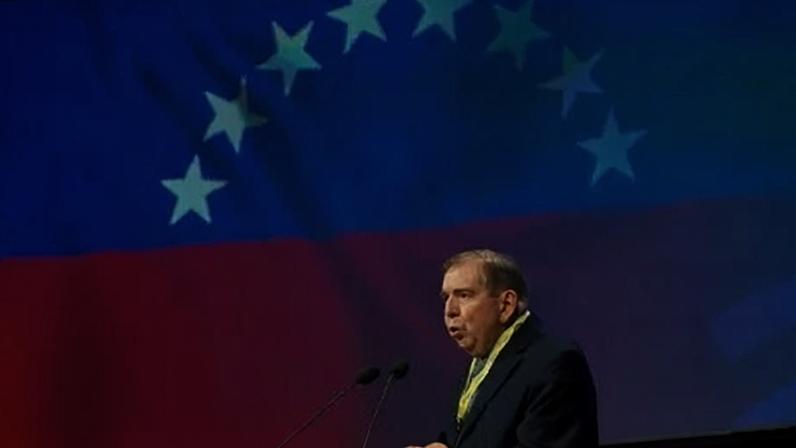 Edmundo González no encerramento do congresso do Partido Popular Europeu, em 30 de abril de 2025, em Valência, Espanha