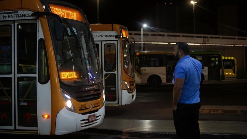 Motorista em frente a ônibus da empresa Marechal na plataforma 2 da rodviária do Plano Piloto