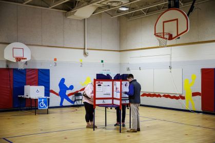 Eleitores depositaram seus votos no local de votação da Escola Primária Innovation em Arlington, Virgínia,