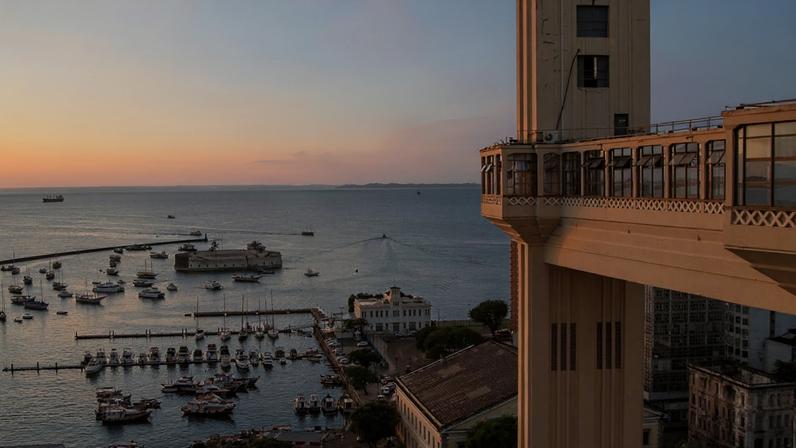 Vista do Elevador Lacerda com os raios de sol na cidade de Salvador, Bahia, Brasil – Créditos: depositphotos.com / SanCastro