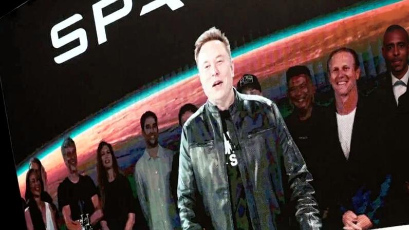 Elon Musk, fundador e CEO da SpaceX, discursa por vídeo antes da abertura do pregão da Nasdaq