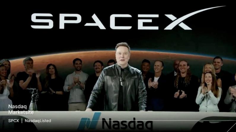 Políticos de esquerda criticam Musk ao tornar-se o primeiro trilionário
