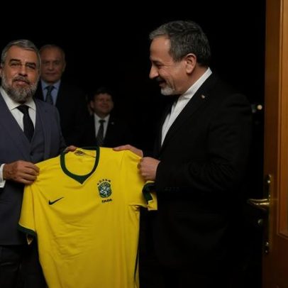 Embaixador brasileiro entrega camisa da seleção à chanceler do Irã