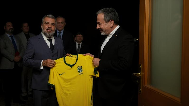 Embaixador do Brasil entrega camisa da Seleção ao chanceler do Irã