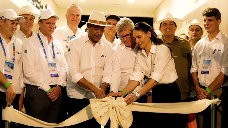 Alessandra Zanotto com lideranças na inauguração do centro
