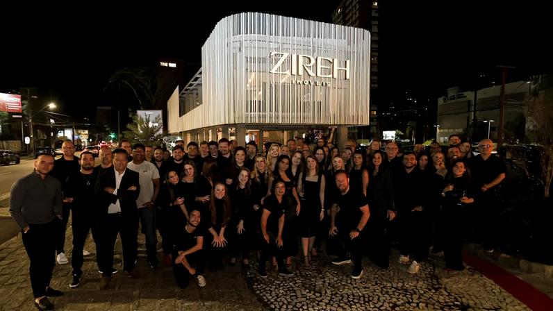 Equipe da Zireh Imóveis durante a festa de comemoração do primeiro aniversário da empresa, no dia 5 de maio. (Foto: Antonio More Zireh Imóveis)