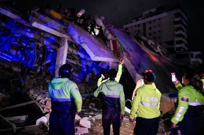 Equipes de emergência em um prédio danificado após um terremoto, em La Guaira, Venezuela, em 24 de junho de 2026