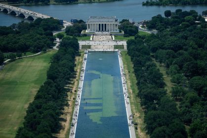 Equipes removem algas do fundo do Lincoln Memorial Reflecting Pool após recentes reformas