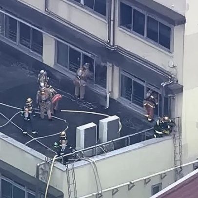 Incêndio atinge dois andares de escola no Japão com 300 alunos