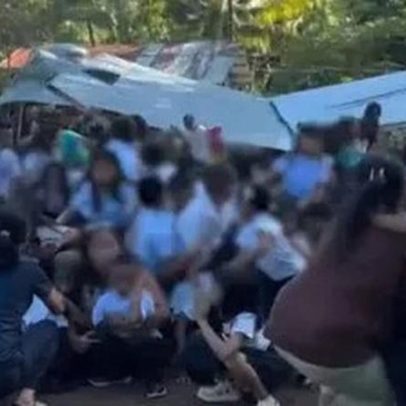 Estrutura de escola desaba durante terremoto nas Filipinas