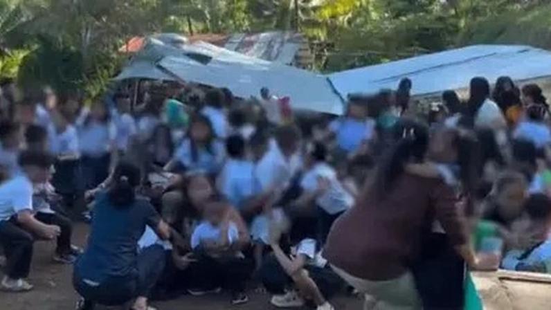 Estrutura de escola desaba em meio a terremoto nas Filipinas enquanto crianças se protegem