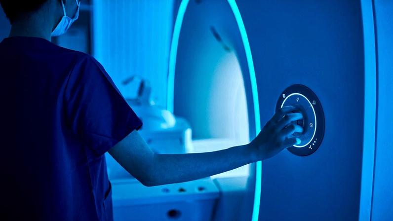Close de uma enfermeira asiática operando um aparelho de ressonância magnética na sala de ressonância magnética. Exames de imagem ressonância tomografia medicina nuclear