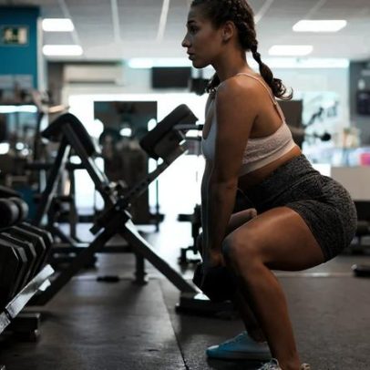 Agachamento é apontado como melhor exercício para tonificar glúteos