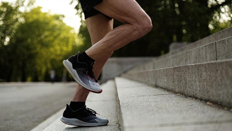 Foto com foco em pernas de homem subindo escadas - Fazer exercício físico pode rejuvenescer o seu cérebro, aponta estudo - Metrópoles