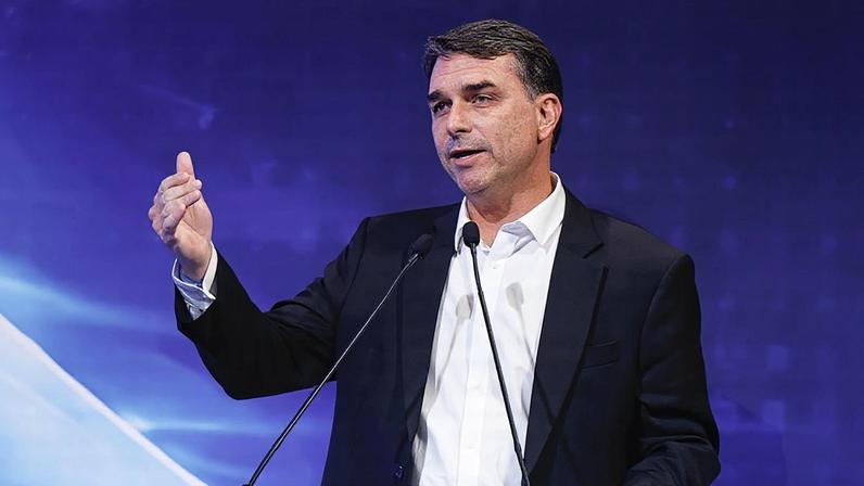 Flávio Bolsonaro participa do evento "Indústria na Agenda dos Presidenciáveis", promovido pela CNI