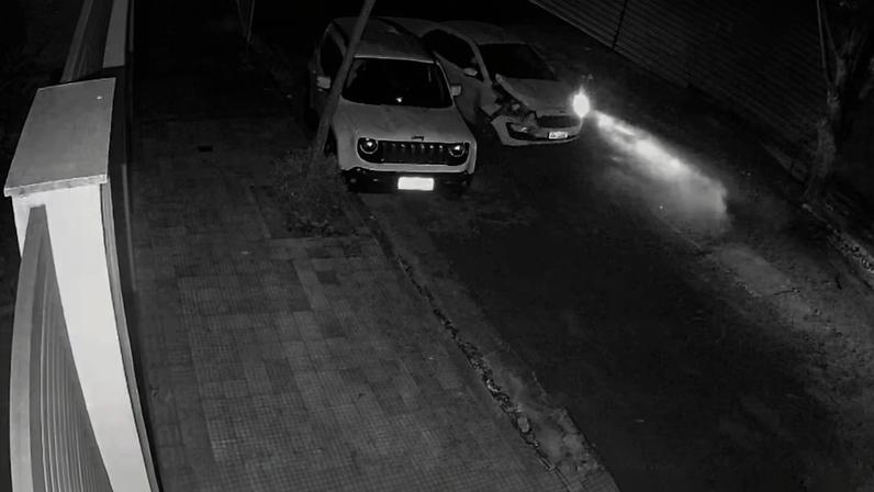 A lateral traseira do lado do motorista foi atingida, o para-choque quebrou e parte do porta-malas ficou amassada