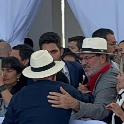 Lula abraça Delúbio Soares durante evento em Goiás