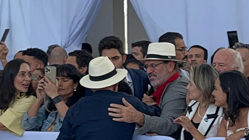 Lula abraça Delúbio Soares durante evento em Goiás