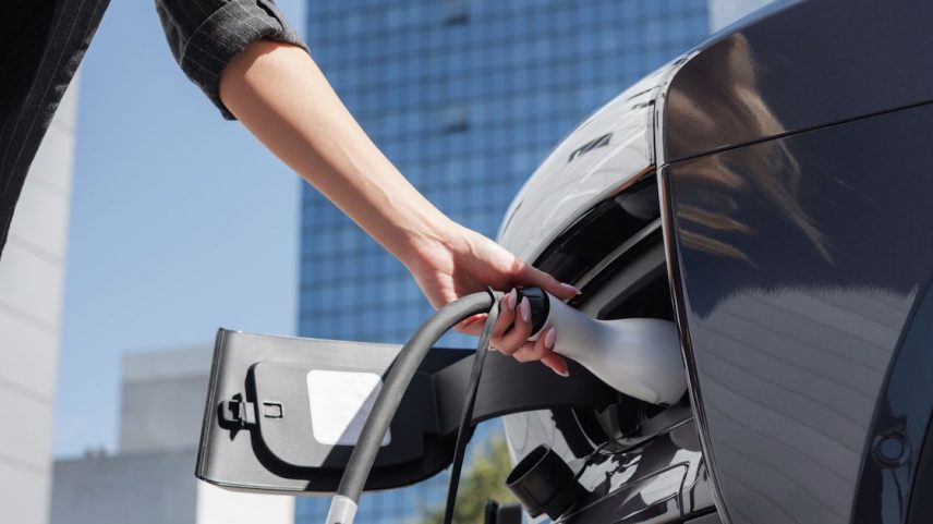 Levantamento indica que, embora essas unidades federativas tenham a maior frota de carros elétricos, a proporção de carregadores é baixa