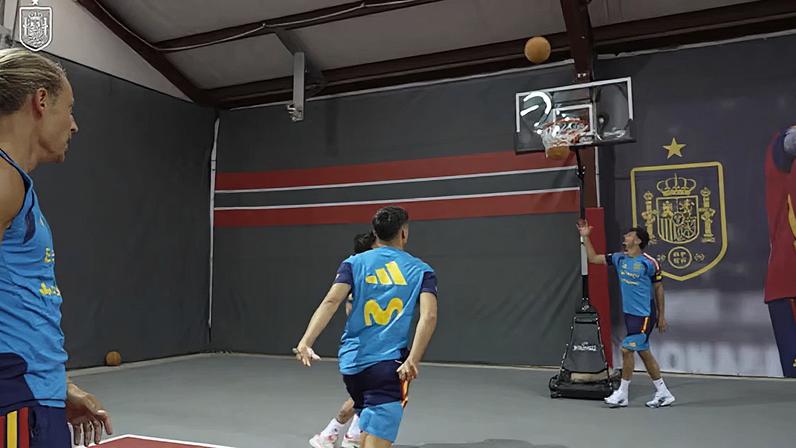 Os jogadores da Espanha fizeram uma pausa nos treinos para participar de uma descontraída atividade de basquete no centro de treinamento da Copa do Mundo, em Chattanooga, Tennessee.