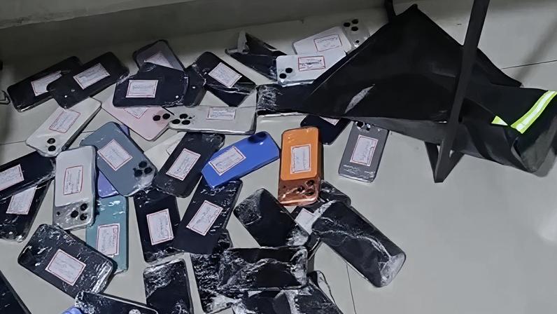 Imóvel armazenava 182 celulares e 42 alianças supostamente provenientes de roubos e furtos